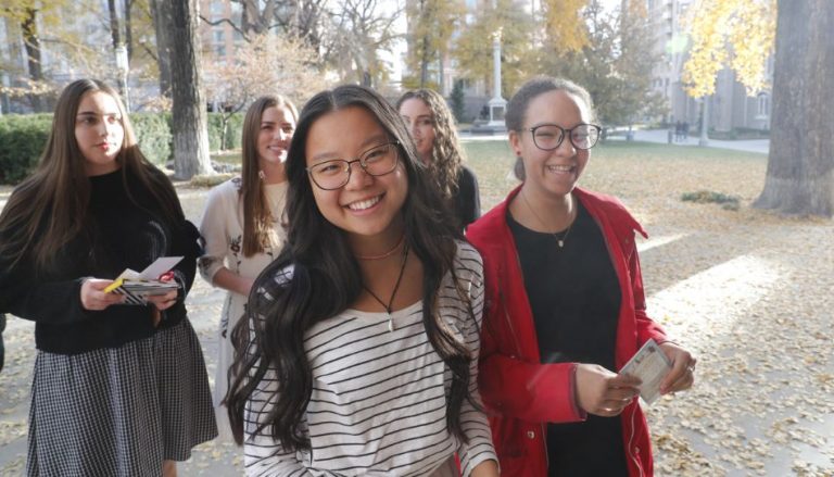 Junge Damen der Kirche Jesu Christi strahlen in die Kamera.
