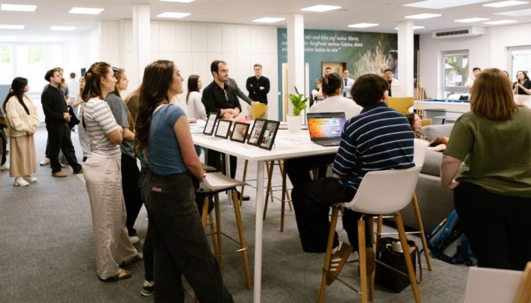 Junge Erwachsene bei der Eröffnungsfeier des neuen Institutszentrum Frankfurt.