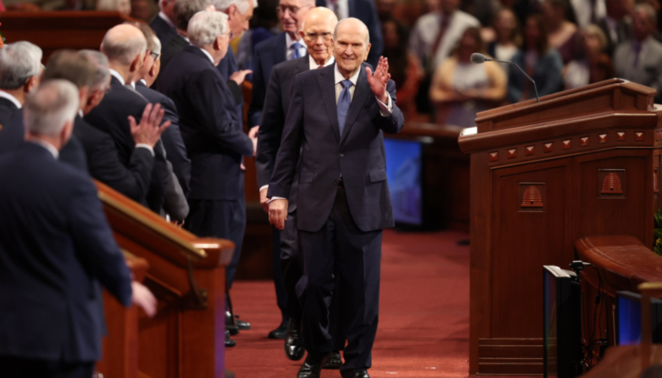 Präsident Russell M. Nelson, mittlerweile verstorben, winkt den Zwölf Aposteln zu.