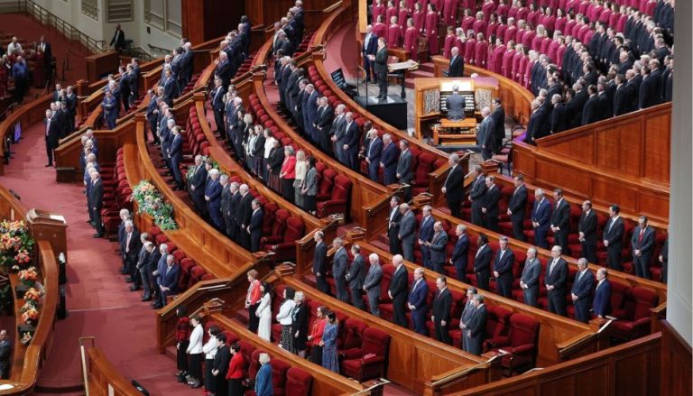 Ein Foto der Generalautoritäten der Kirche Jesu Christi und einem Teil des Tabernacle Choirs at Temple Square.