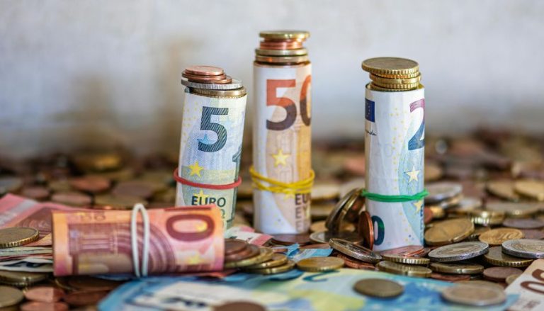 Zu sehen ist eine Menge Geld: Scheine und Münzen.